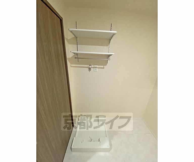 その他設備　可変棚付きで使いやすい洗濯機置き場です。