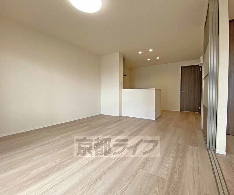 居室・リビング　コンビニ・ドラッグストア徒歩２分、スーパー徒歩３分の買...