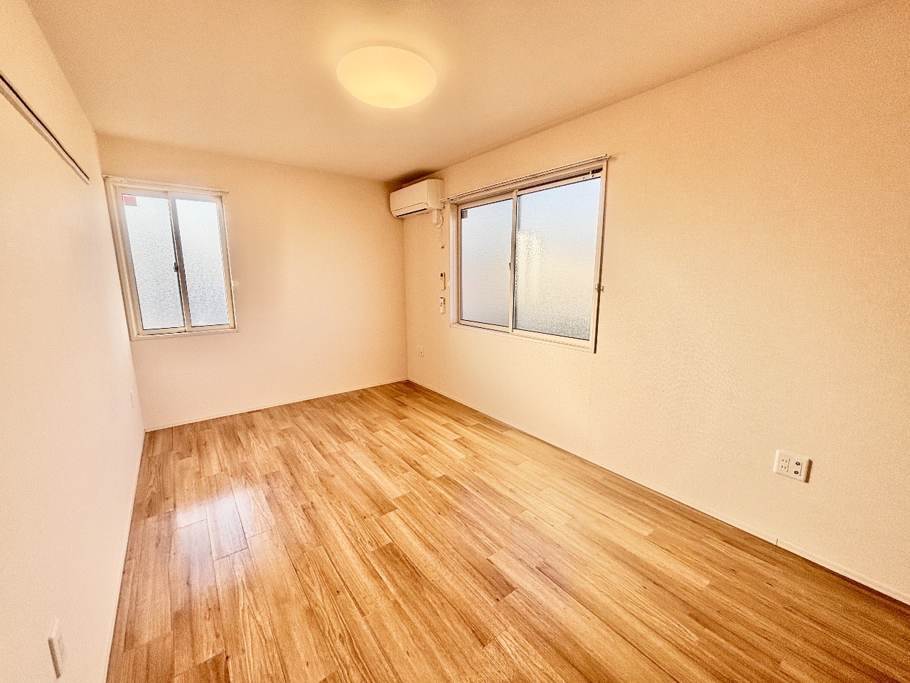 その他部屋・スペース　洋室部分・二面採光で、明るいお部屋です♪