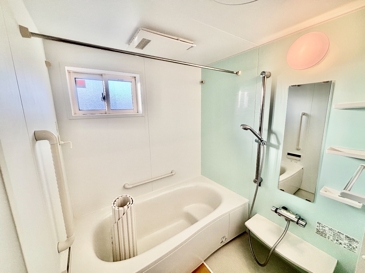 バス・シャワールーム　お風呂部分・追い焚き機能付きです♪