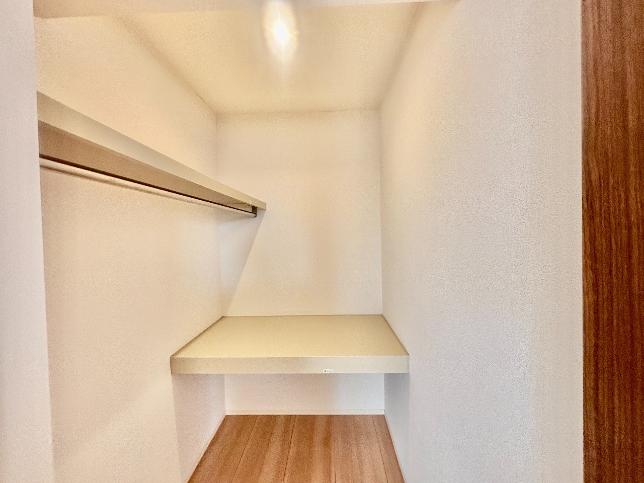 収納　収納部分・たっぷり使えるウォークインクロゼット、壁掛けあり♪