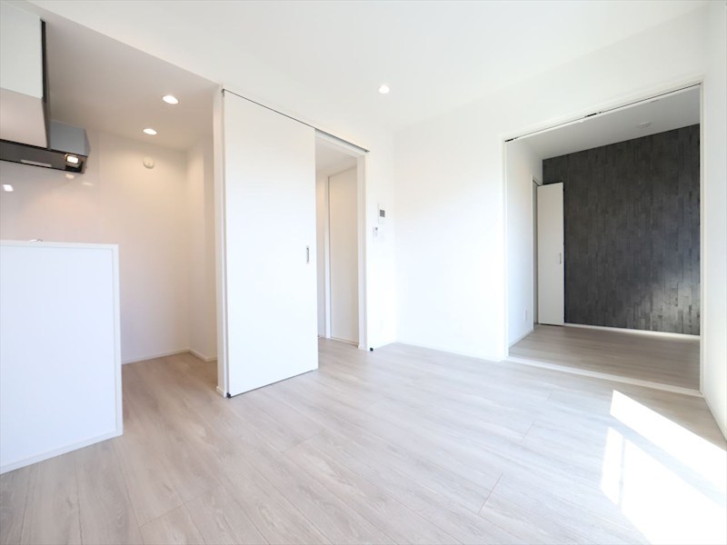 居室・リビング　ＬＤＫ8.4帖　システムキッチン　エアコン完備　同仕様写真