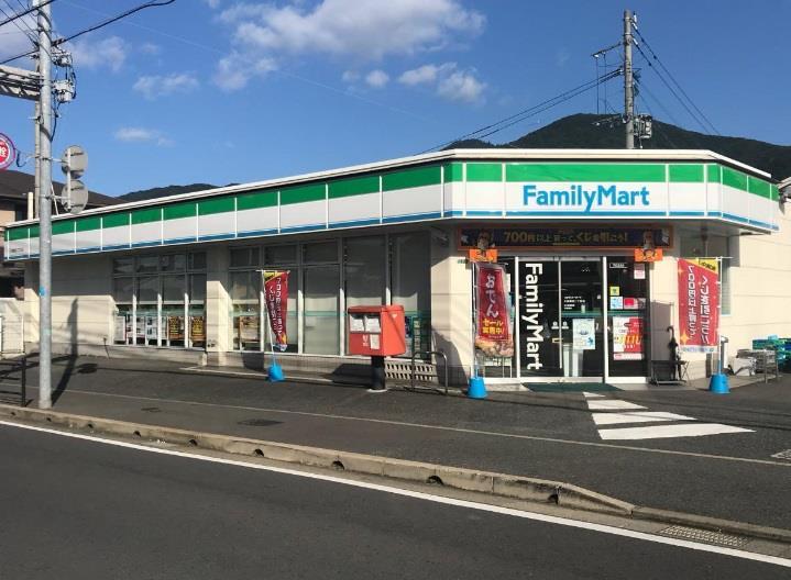 コンビニ　ファミリーマート小倉重住二丁目店（コンビニ）まで300m