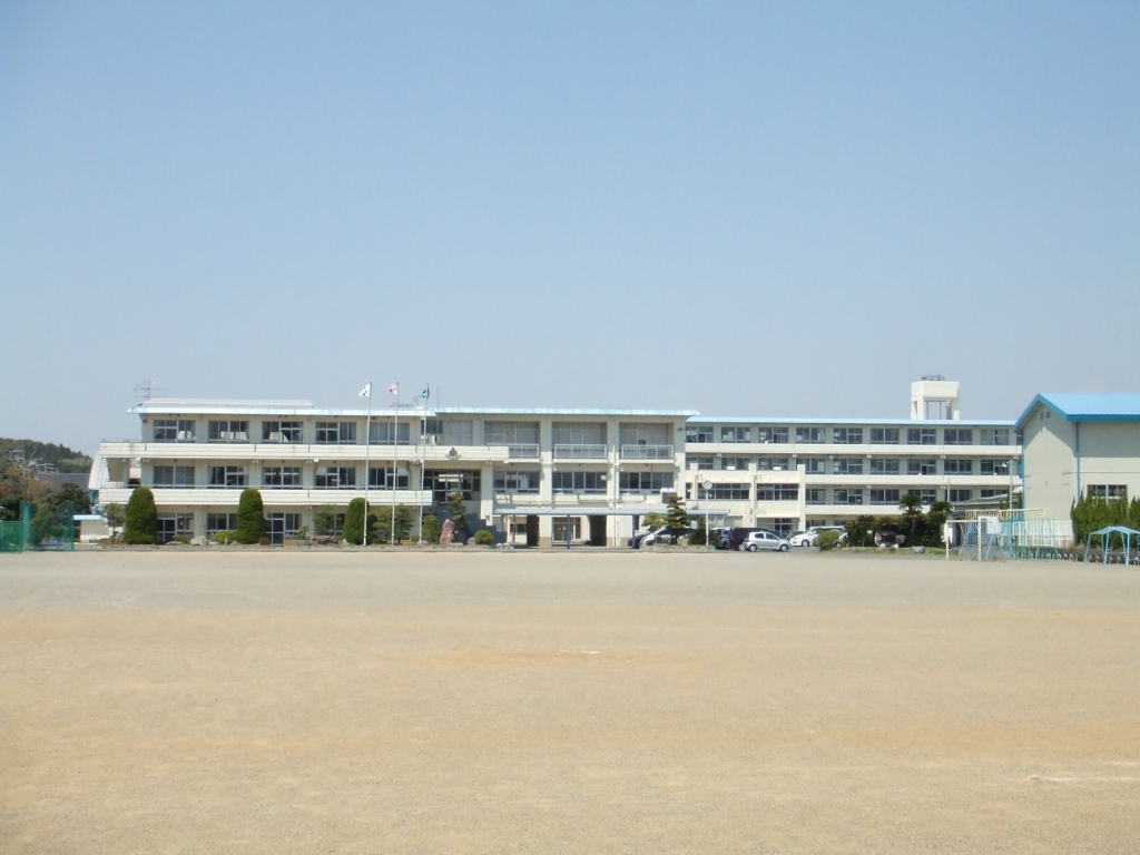 小学校　牧之原市立相良小学校（小学校）まで956m