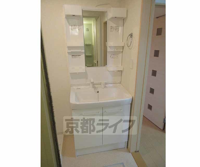 洗面設備　きれいな洗面台です