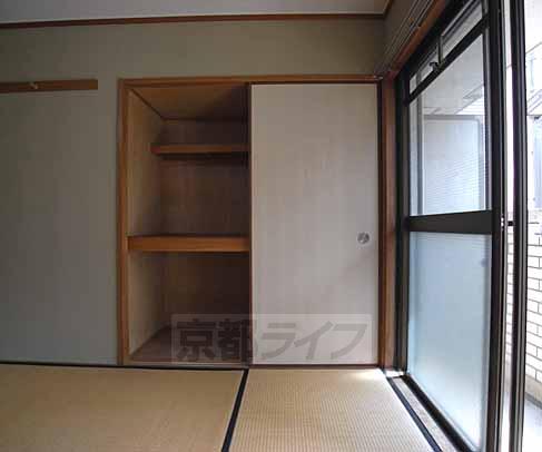 収納　天袋もあって便利。