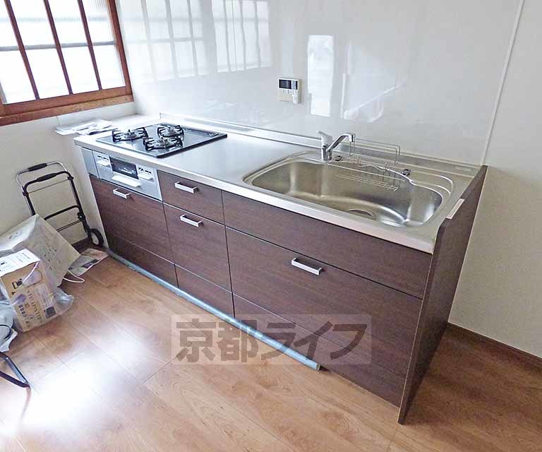 キッチン　料理スペースとシンクが広いキッチンです。