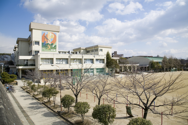 小学校　豊中市立泉丘小学校（小学校）まで470m