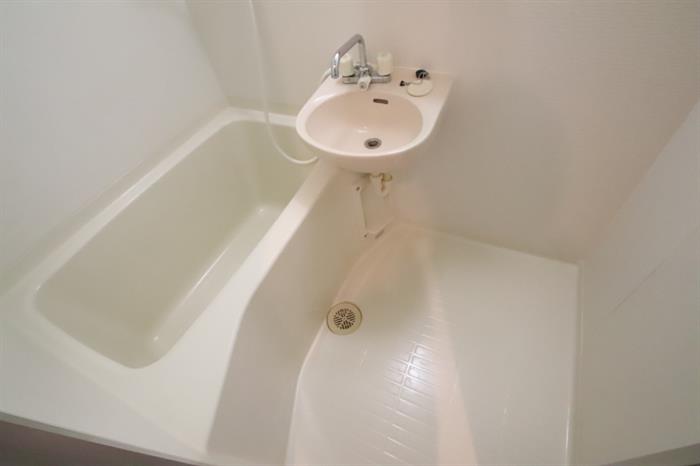 バス・シャワールーム　清潔感のある浴室です