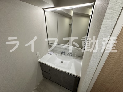 洗面設備　独立洗面台、小物を置くことができて便利です