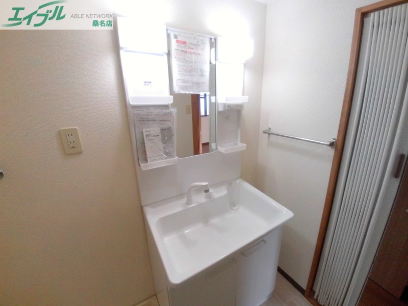 洗面設備　別部屋参考写真です。