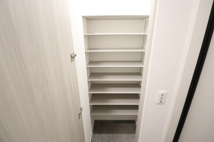 玄関　トールタイプの姿見付シューズクローク