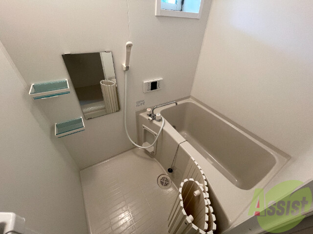 バス・シャワールーム　バスルームは狭すぎず、シャワーも浴びやすそうです。