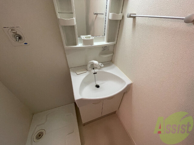 洗面設備　洗面台は独立していて、朝の準備も捗りそうです。