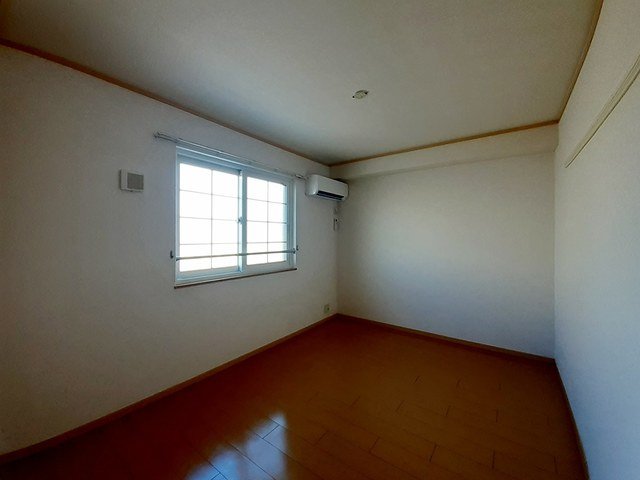 居室・リビング　落ち着いた色調の洋室です