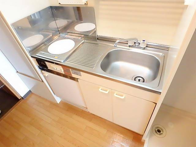 キッチン　ＩＨヒーターと冷蔵庫が付いています