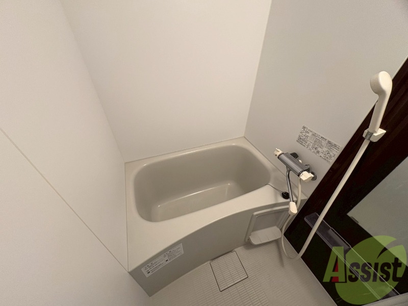 バス・シャワールーム　浴槽は体全身が浸かるくらいの大きさでした。