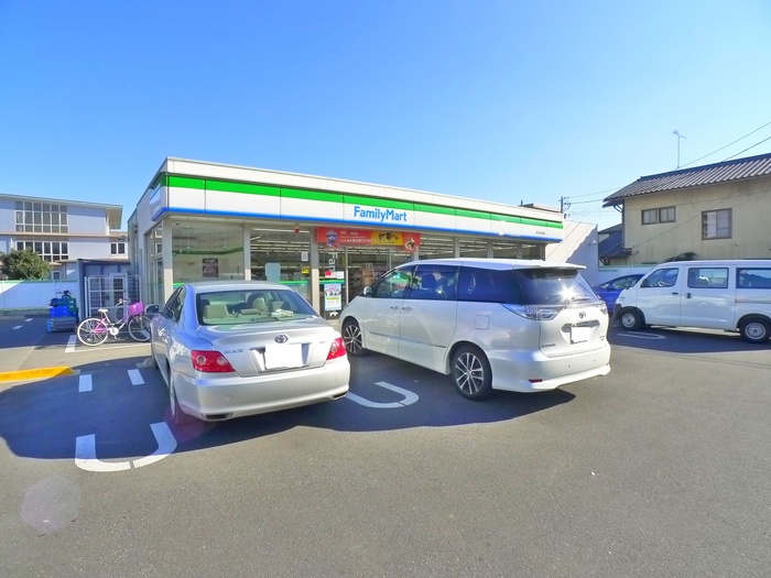 コンビニ　ファミリーマート（コンビニ）まで330m