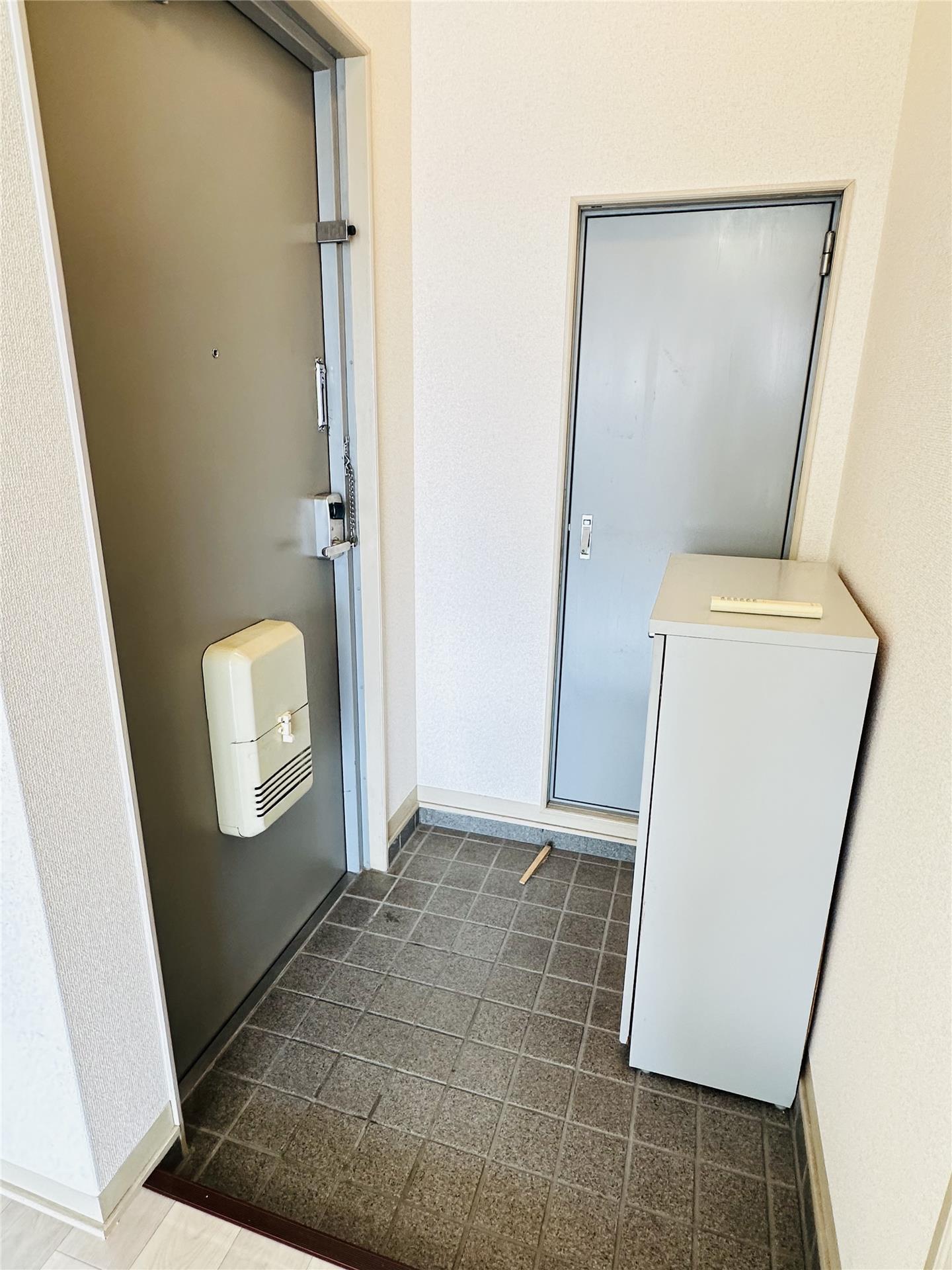 玄関　※同物件別室同タイプの写真です