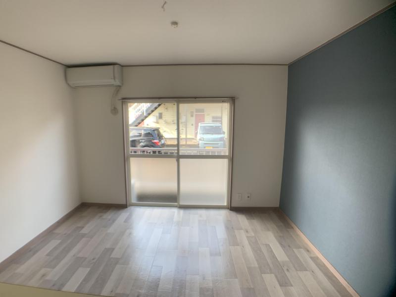 居室・リビング　窓も大きく日差しがさんさんと入りますよ(^_-)-☆