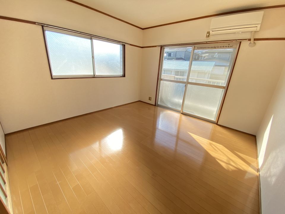 居室・リビング　角部屋で２面採光面です