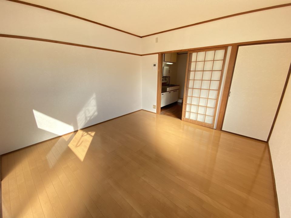 居室・リビング　８畳の洋室です