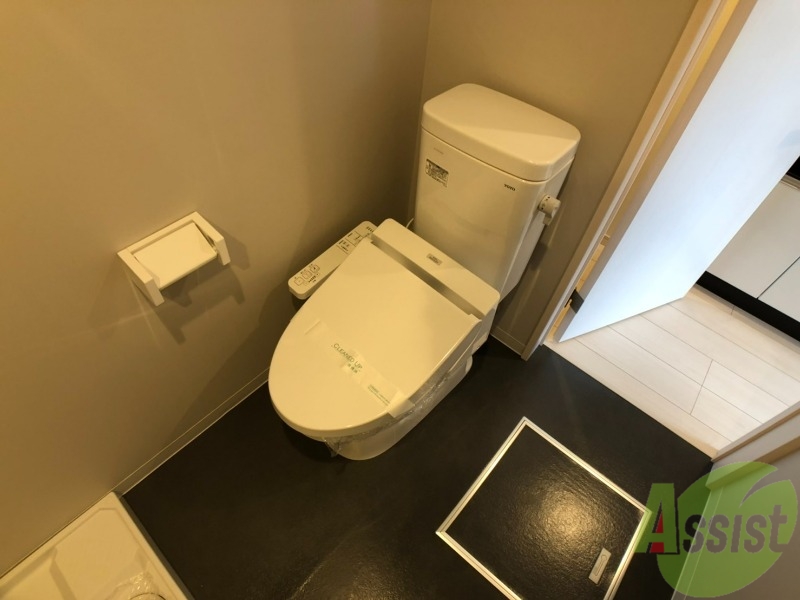 トイレ　温水洗浄便座なので快適に使用できそうですね。