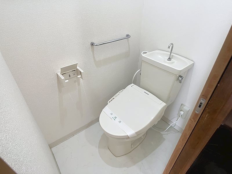 トイレ　温水洗浄便座付きです！