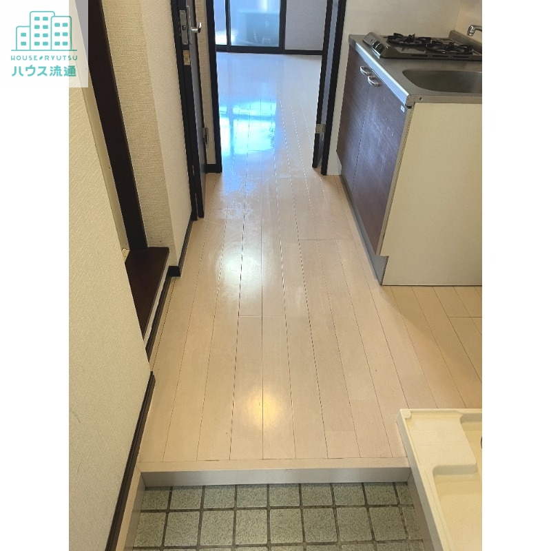 玄関　※写真は別号室です。