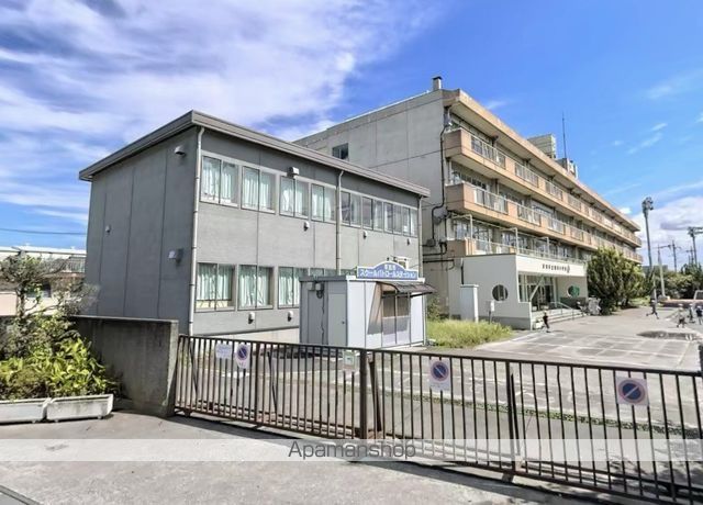 小学校　草加市立稲荷小学校（小学校）まで468m