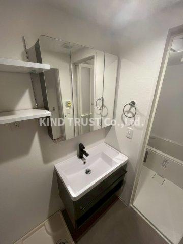 洗面設備　明るい洗面所です