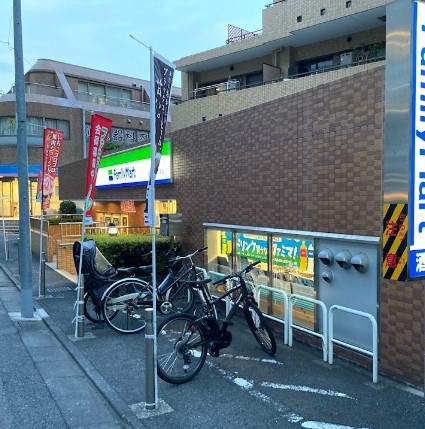 コンビニ　ファミリーマートＮＴＴ関東病院前店（コンビニ）まで420m