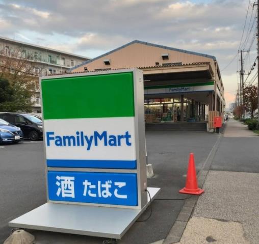 コンビニ　ファミリーマート（コンビニ）まで394m