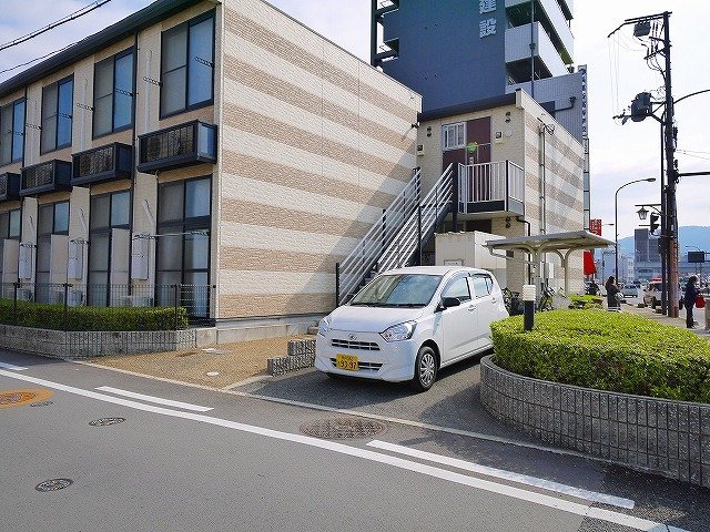 駐車場　駐車場があるので、車を買う予定の方も安心です