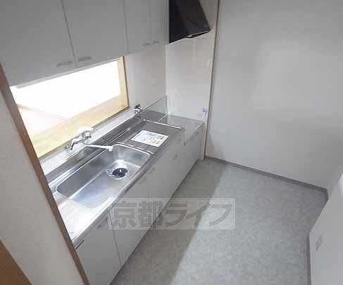 キッチン　リビングを見ながらお料理