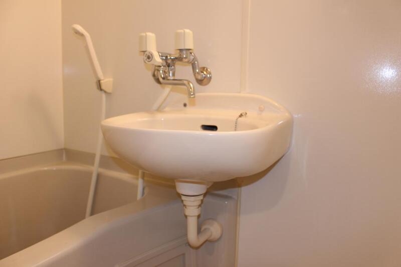 洗面設備　お手洗いもお湯で流せて清潔な２点ユニットバス