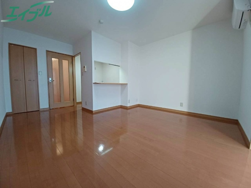 居室・リビング　同物件別室画像