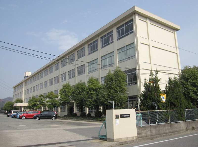 中学校　神吉中学校（中学校）まで1800m