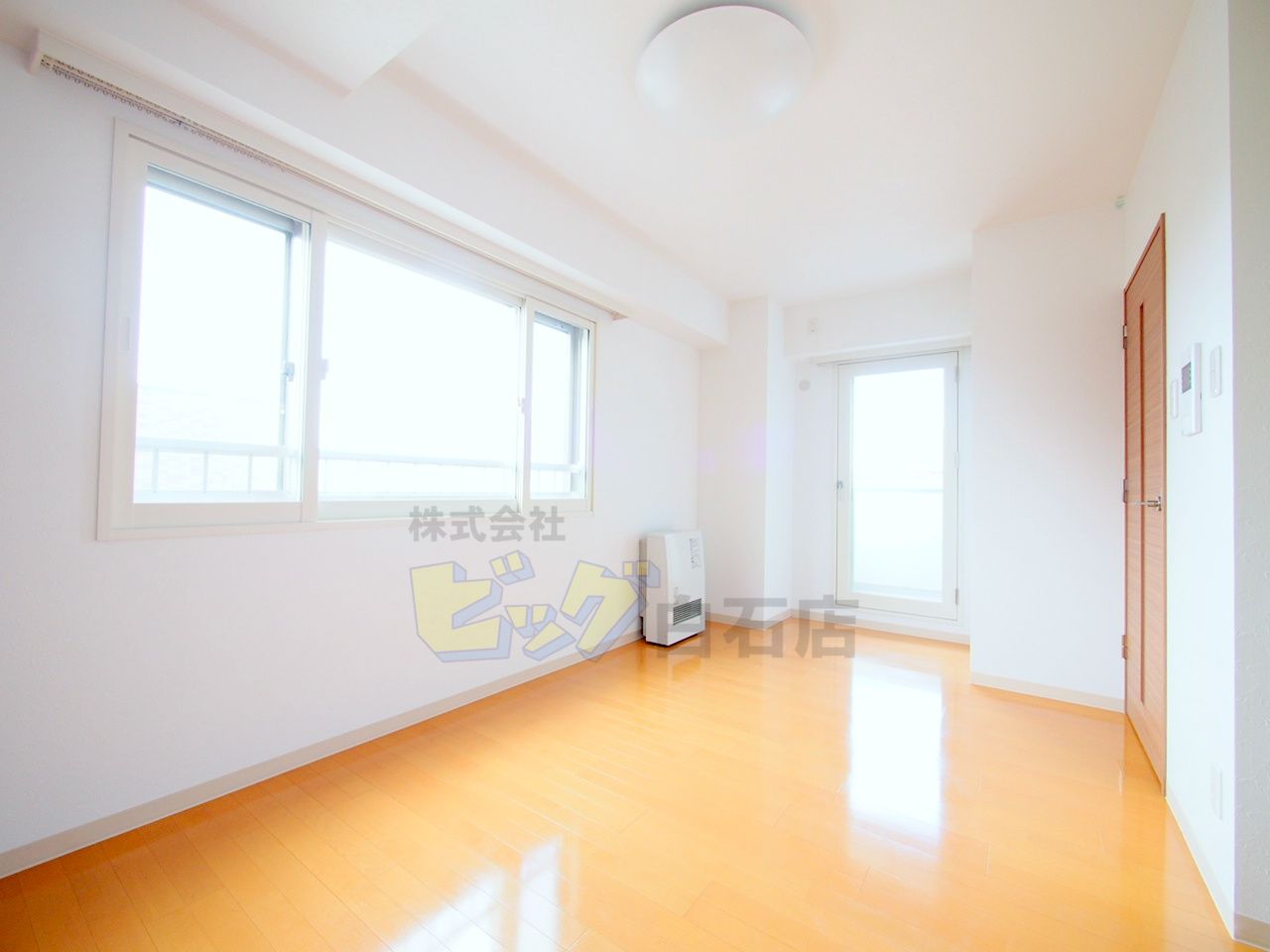 居室・リビング　窓が多く明るいお部屋です♪