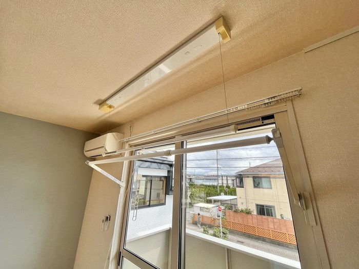 その他設備　リビングに室内干し設備完備