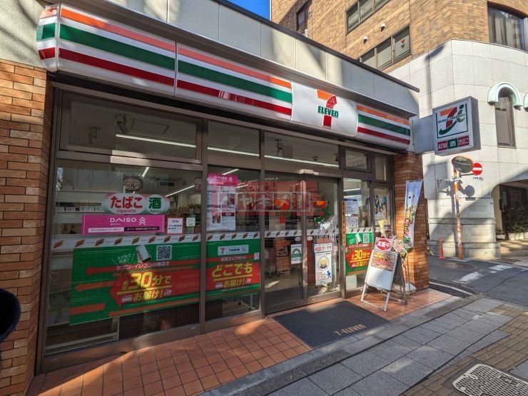 コンビニ　セブンイレブン西新宿3丁目店（コンビニ）まで250m