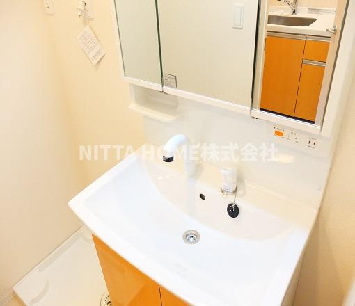 洗面設備　大きな鏡の独立洗面台を設置済みです◇