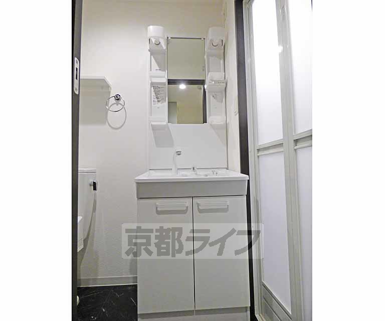 洗面設備　綺麗な洗面台です。