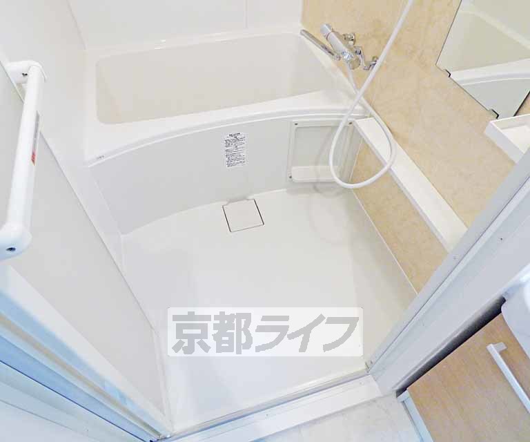 バス・シャワールーム　広々とした浴室です。