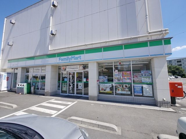 コンビニ　ファミリーマート入間グリーンヒル店（コンビニ）まで519m
