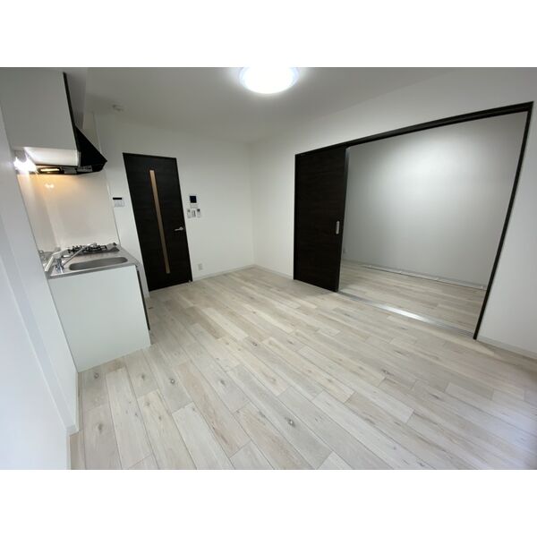 居室・リビング　エアコン付きで快適に過ごせます♪