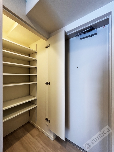 玄関　大容量シューズクローク、大きな鏡付き♪♪