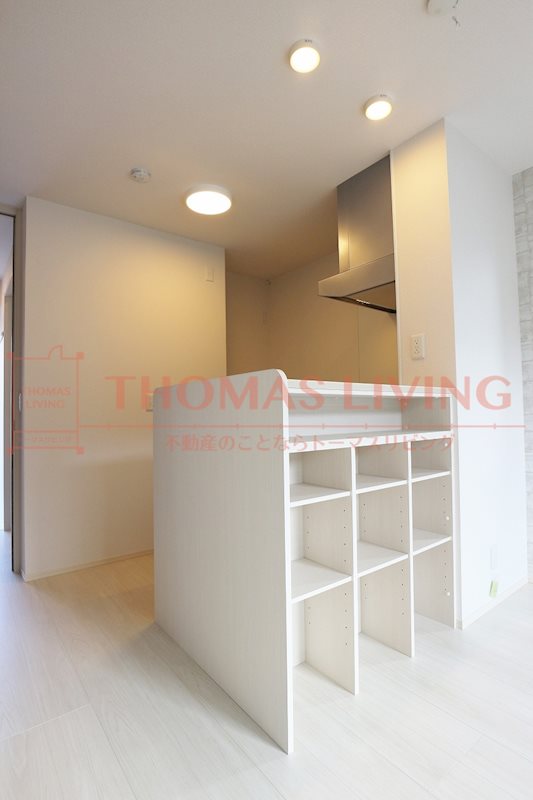 その他　対面キッチンでリビングの様子も確認できます。