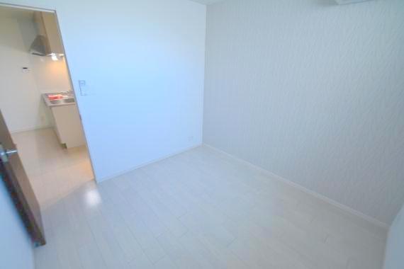 その他部屋・スペース　朝には心地よい光が差し込む、このお部屋でお休みください。