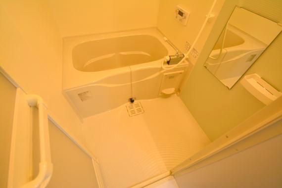 バス・シャワールーム　広めのお風呂は一日の疲れを癒してくれます。